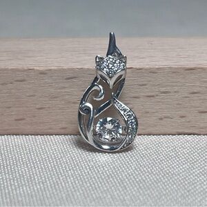 T400 925 Sterling Silver Dancing Stone Cubic Zirconia Fox Pendant Woodland Spin